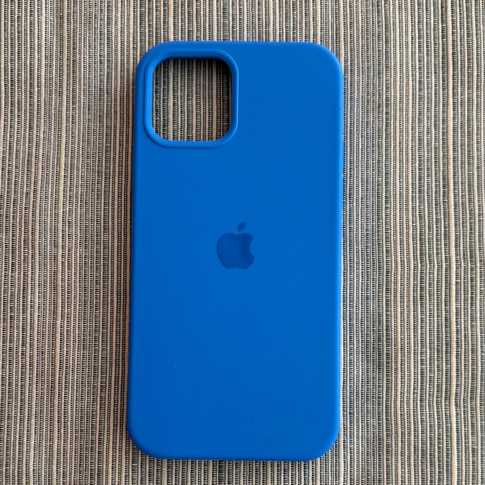 NWOT - Genuine Apple iPhone 12/12 Pro Silicone Case